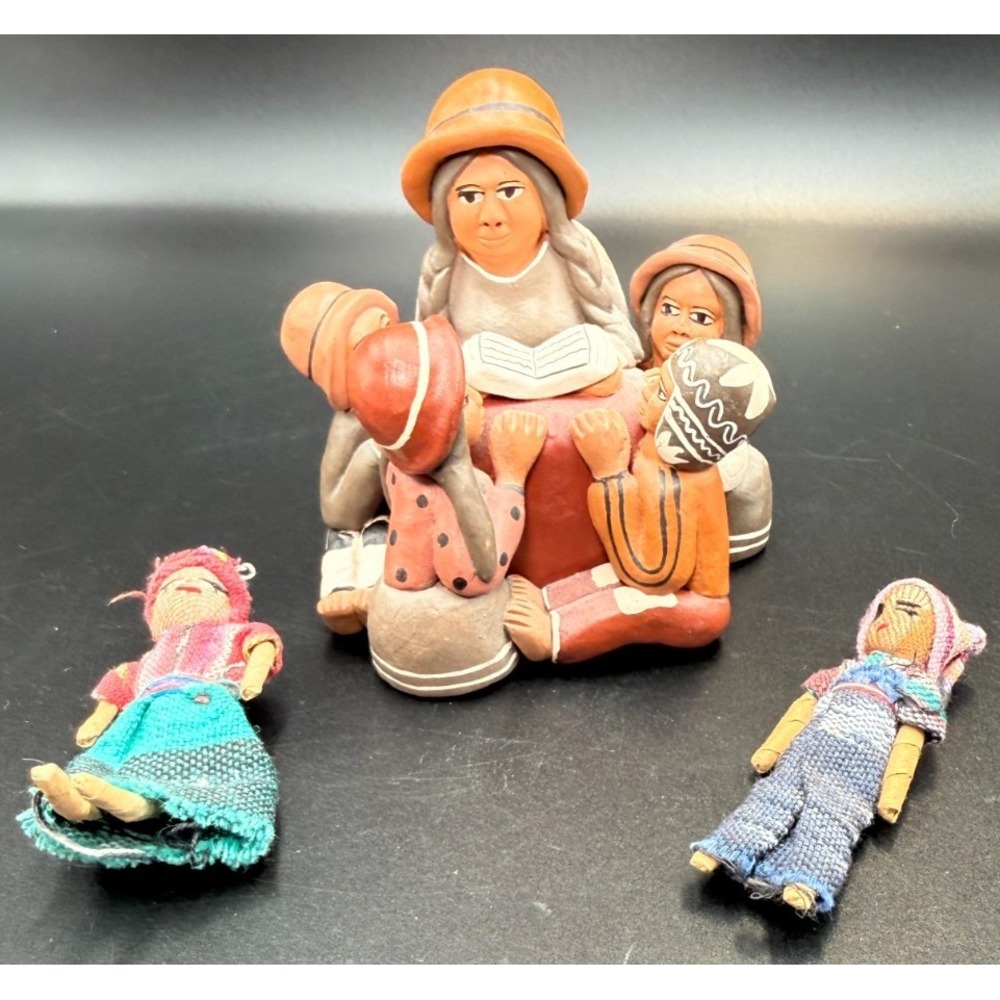 Peruvian Clay Storyteller Signed Maurelio H. w/ 2 Guatemalan Worry Dolls - VTG - Picture 1 of 14